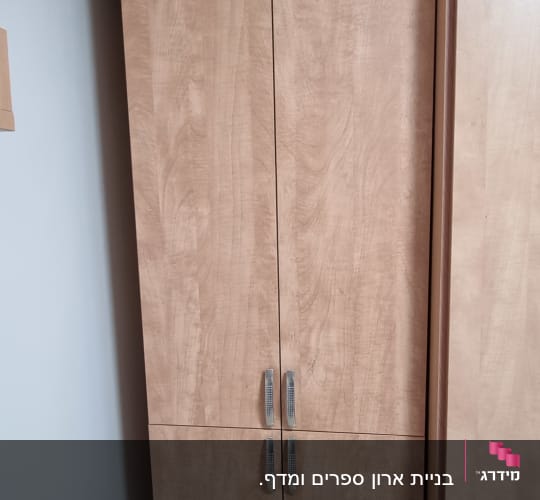 ארון עץ עם ידיות מתכת